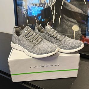 APL Breeze sz 7.5 Like New with Box and Extra Laces